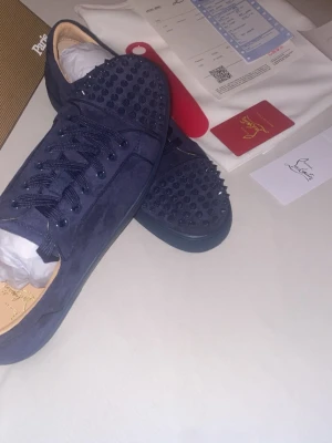 Mörkblå Louboutin sneakers med nitar - Passar verkligen inte fick de present av min tjej de är för små ha storlek 45 men hon visste inte hon köpte de i butik sa hon.Prisen kan diskuteras 