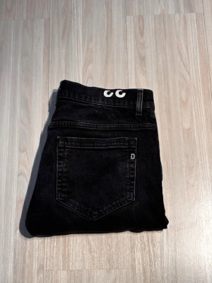 Svarta dondup jeans - Tja! Säljer dessa feta dondup jeans! Storlek:33 Färg: svart. Lappen som visar modell har ramlat av. Köpta på NK för 3499kr.