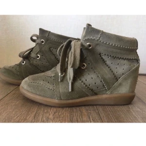 Pavement skor - Superfina skor som liknar isabel marant pavement skorna. De är i storlek 39 men är lite mindre i storleken så passar även 38!💕 första bilden är lånad