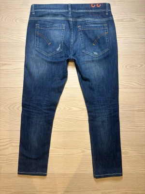 Dondup George  - Ett par lite schysstare jeans från Dondup | Skick: 10/10 aldrig använda endast testade 1 gång! | Nypris: ~ 3000 kr | Storlek: W33 | Modell: George, trendigaste modellen på marknaden just nu! | Kontakta mig vid minsta fundering🤩