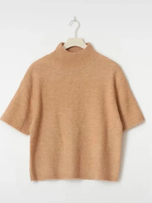 Beige stickad topp med kort ärm - Kortärmad beige stickad topp. Storlek S. Fint skick, använd fåtal gånger💛Redo att skickas direkt📦