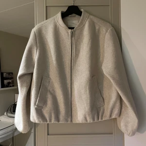 Ljusgrå bomberjacka från Zara - Ljusgrå jacka från Zara. Köpt i höstas och andvänd fåtal gånger.💕Köpt på barnavdelningen så storleken är 164 men sitter som en xs/s.