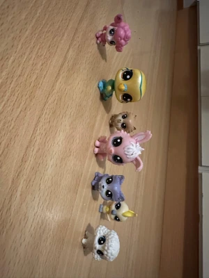 Littlest Pet Shop leksaks djur - Säljer dessa LPS djur eftersom jag själv inte har någon användning till dem, alla är i topp skick förutom att den rosa har några jättesmå svarta fläckar i håret. Priset kan diskuteras såklart.