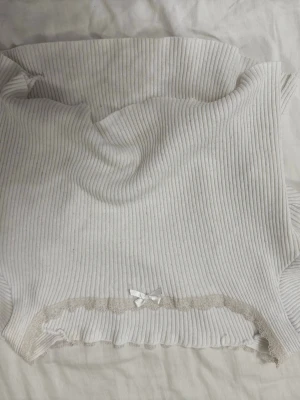 Vit topp - Croppad topp relativt kort, visar magen. Tunn, perfekt för sommaren.