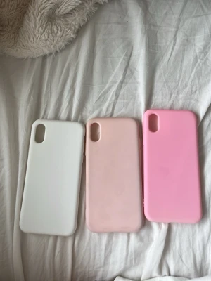 3 silikon skal i vitt, rosa och ljusrosa - Tre snygga mobilskal i silikon, ett vitt, ett ljusrosa och ett rosa. Alla har en matt finish och är designade för en mobil med dubbla kameror i hörnet. Perfekt för dig som vill byta stil på mobilen snabbt och enkelt. Köp 3 för 60 och 1 för 20. Aldrig användna! Skicka för frågor och pris kan diskuteras!