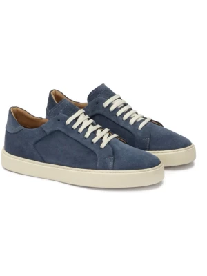 Kazar Blåa mockasneakers med vit sula  - Helt oanvända sneakers!                         Snygga sneakers i blå mocka med vit, tjock sula och vita snören. 