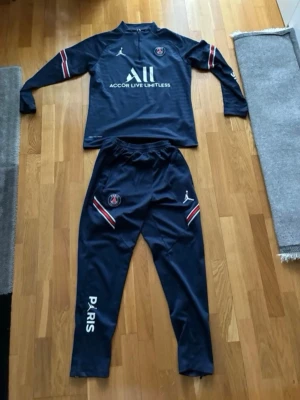 Psg Tracksuit - Storlek: S. Nypris:1159kr