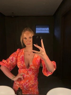 sommarklänning  - Säljer min otroligt fina klänning från Hello Molly i superfint skick🩷Säljer då den tyvärr inte kommer till användning. Nypris 1300🩷