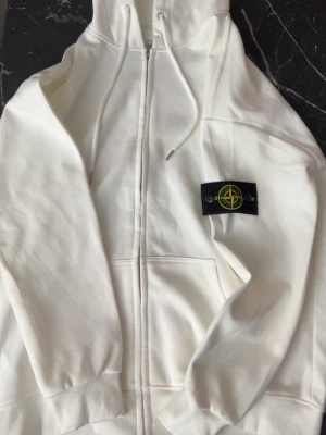 Stone Island hoodie zipper - Vit Stone Island kofta eller hoodie va man än kallar de, för fler bilder och frågor skriv och va inte tveksama🤝