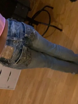 Miss me jeans - Lågmidjade, blåa, bootcut miss me jeans med detaljer på fickorna💗