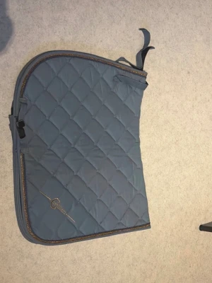 Dressyrschabrak stl full  - Använd en del helt okej skick obs! Tvättas ej innan köp stl full dressyrmodell 