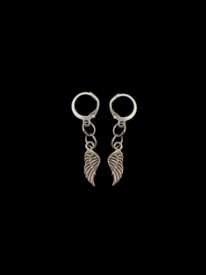 Silvriga örhängen med vinge-hängen - Säljer ett par silvriga örhängen med små detaljerade vinge-hängen. Örhängena har en rund form upptill och hängande vingar i metall som ger en cool och unik look. Perfekta för dig som gillar accessoarer med lite edge.   -2 ringar 