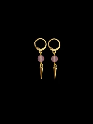 Guldörhängen med lila pärlor och spikes - Snygga örhängen i guldfärg med runda lila pärlor och spetsiga guldfärgade hängen. Örhängena har en modern design med hoops och coola detaljer som ger en edgy vibe. Perfekta för dig som vill sticka ut med dina accessoarer.