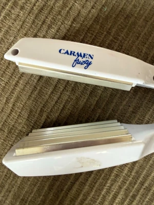 Carmen Frizzy våffeltång - Säljer en vit Carmen Frizzy våffeltång för hårstyling. Tången har räfflade metallplattor som ger håret en våfflad look. Handtaget är i plast och har en enkel design med blå logga. Perfekt för att skapa volym och textur i håret.