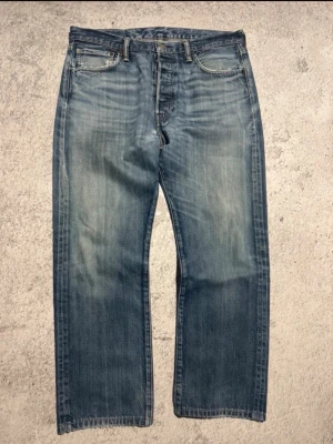 Levi’s 501 straight - ljusblåa - size 34/30 - Säljer nu denna sjukt snygga Levi’s straight fit jeansen i super skick. De har en skön fade som bildats över tid. De sitter som 32/32. Perfekt för dig som är ute efter en mer chill men sansad stil! Pris kan diskuteras vid snabb affär och vid fler frågor är det bara att skriva!
