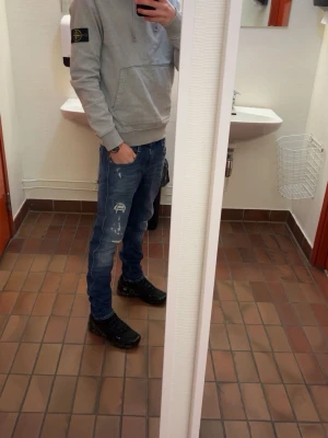 Replay Anbass slitningar - Tja, vid fler bilder, kvitto eller fler frågor, kom pm.  OBS!!! Detta är inga jeans med 1000 olika ägare, jag köpte dessa från Pondus i Kungälv, kvitto finns. Använda max 10 gånger- inte sönder tvättade. W29 L32. Jag på bilden är 180 och 60kg (1900 nypris)