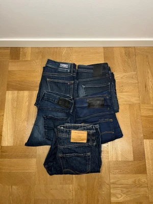 Mörkblå jeanspaket  - Vill du uppgradera garderoben eller börja tjäna pengar på återförsäljning? 👖✨ Nu har du chansen! Jeans i eftertraktade storlekar 30–34, alla i mycket fint skick. Endast 100 kr per par – först till kvarn!