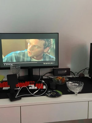 Xbox One X spelkonsol med handkontroll - Säljer en svart Xbox One X från Microsoft med tillhörande svart trådlös handkontroll. Konsolen har en stilren, rektangulär design och är tillverkad i plast. Perfekt för gaming och streaming, ansluts enkelt via HDMI.