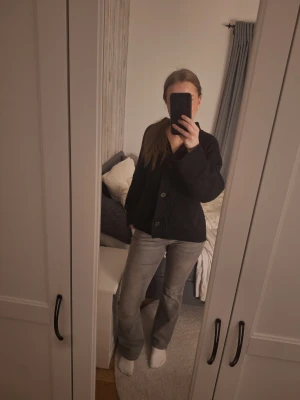 Grå bootcut jeans från Gina Tricot - Säljer ett par gråa bootcut jeans från Gina Tricot. Jeansen har klassisk femficksmodell, normal midja och lätt utsvängda ben. Materialet är mjukt denim med lite stretch för extra komfort. Perfekta till en avslappnad look!