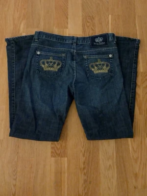 Victoria Beckham jeans - Säljer min Victoria Beckham jeans på grund av dem inte passar❤️storlek w28 pris går att diskutera. Dem är utsvängda fråga för bättre bilder