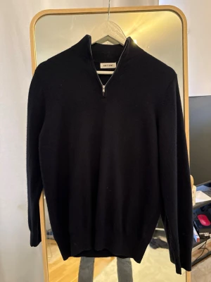Soft Goat quarter zip - Äkta Soft Goat quarter zip för 3000kr nypris använd max 3 gånger då den var för liten… för otroligt bra pris. Storlek S perfekt för våren och lite kyligare dagar.
