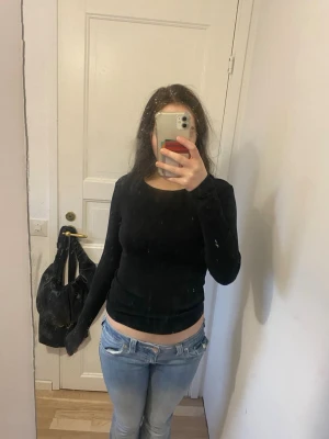Svart tröja - Säljer denna svarta tröja från Gina Tricot i strlk S, i mycket bra skick. Kontakta mig vid frågor🥰
