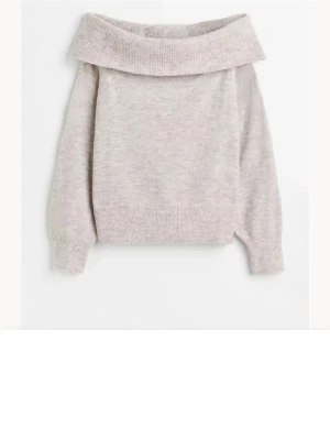 Beige off shoulder hm - En beige off shoulder från hm som inte är super använd men lite noppig pågrund av materialet, men går lätt att noppra av med en noppmaskin. I storlek m. 
