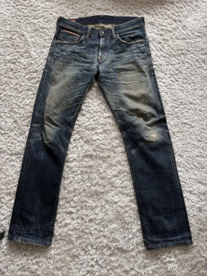 Edwin selvedge jeans  - Säljer ett par blå Levi's jeans med slitningar och distressed detaljer på både fram- och baksida. Klassisk femficksmodell med raka ben och snygg tvättad look. Perfekta för dig som gillar en avslappnad och trendig stil. Skriv vid frågor eller funderingar✌🏼