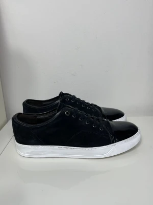 Svarta Lanvin cap toe  - Säljer nu dessa Svarta Lanvin cap toe i uk 10 som motsvarar 44 men passar även 45, skorna är i fint skick och är tillfixade med whitnercream för att de ska se extra fräscha ut, skriv för fler bilder/frågor🙌🏼