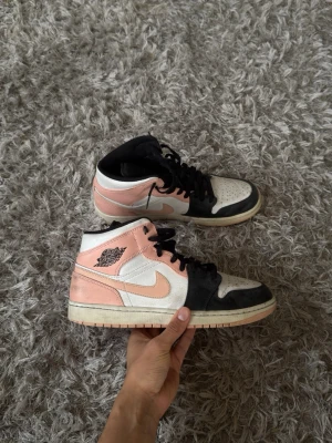 Nike Air Jordan 1 Mid rosa/svart - Hejsan, säljer mina Nike Air Jordan 1 Mid sneakers i rosa, svart och vitt i storlek 45. De har knappt kommit till användning senaste året och vill gärna bli av med de. Jag gör självklart rent de vid intresse. Tyvärr ingen box :(