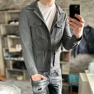 Oscar jacobson overshirt - Mycket fint skick, inga defekter. Nypris ca 3000kr. Storlek S, passar dig som är 170-180cm ungefär. Skriv för mer information!🤝