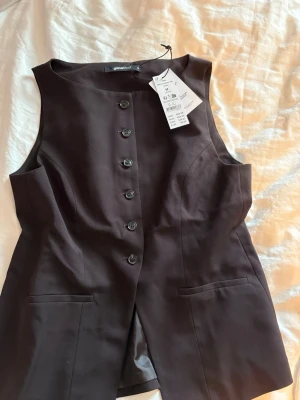 Brun skräddarsydd väst från gina tricot - (Utförsäljning av alla mina kläder, så priset jag lägger ut för gäller, och inget lägre)