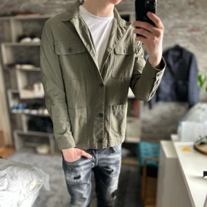 Overshirt - Mycket fint skick, inga defekter. Nypris ca 1000kr. Storlek M, passar dig som är 175-185 ungefär. Skriv för mer information!🤝