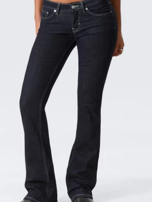 Mörkblå bootcut jeans med kontrastsömmar - Snygga mörkblå low waist bootcut jeans med vita sömmar. Köpta från Weekday och endast använda 1 gång! 🥰Storleken är 27/30 och jag skulle säga att det är ungefär storleken 34. Ordinarie pris: 499kr