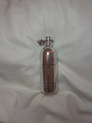 Montale Chocolate Greedy parfym - Montale Chocolate Greedy är en lyxig parfym i en metallisk, spegelblank silverfärgad flaska med Montales ikoniska logga och säkerhetsklämma. Flaskan har en elegant och modern design som verkligen sticker ut på parfymhyllan. Doften är gourmand och passar dig som gillar söta noter.