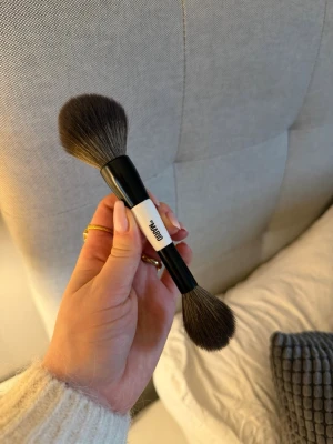 Makeup by Mario sminkborste F2 - helt ny - Säljer min makeup by Mario F2 sminkborste. Passar perfekt till puder, bronzer, blush eller highlighter. Den har dubbla sidor som gör den smidig att ha i sminkväskan. Köptes på Sephora🌸  Hör gärna av dig vid frågor💗