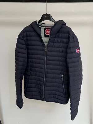 Colmar Jacka  - Riktigt fet och populär vinterjacka från Colmar! Toppskick, inga defekter. Storlek 48, motsvarar S/M. Kontakta mig för fler frågor och funderingar!