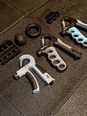 Grepp tränare - grip trainers mega pack 7 pack. - Komplett mega-kit med totalt 7 Grepptränare, inbyggd repetitionsräknare på och andra grejer att trycka på.  60 kg  100 kg  150 kg   • Gym & styrketräning • Boxning / MMA / kampsport • Klättring • MC-förare (bättre greppkontroll) • Rehab / hemmaträning  • Helt nya  Säljs som komplett 7-pack. Pris: 379 kr  OBS färgerna kan variera.  Bänkar, stänger & annan träningsutrustning finns i mina andra annonser.