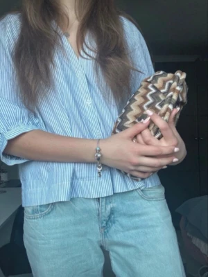 Blus hm - Superfin trendig blus ifrån hm. Är i storlek M och mycket bra skick. Köpt på vinted för 400 (medräknad frakt), bilderna är även lånade från förra ägaren. Skriv privat för frågor och skicka gärna prisförslag💗🫰🏼