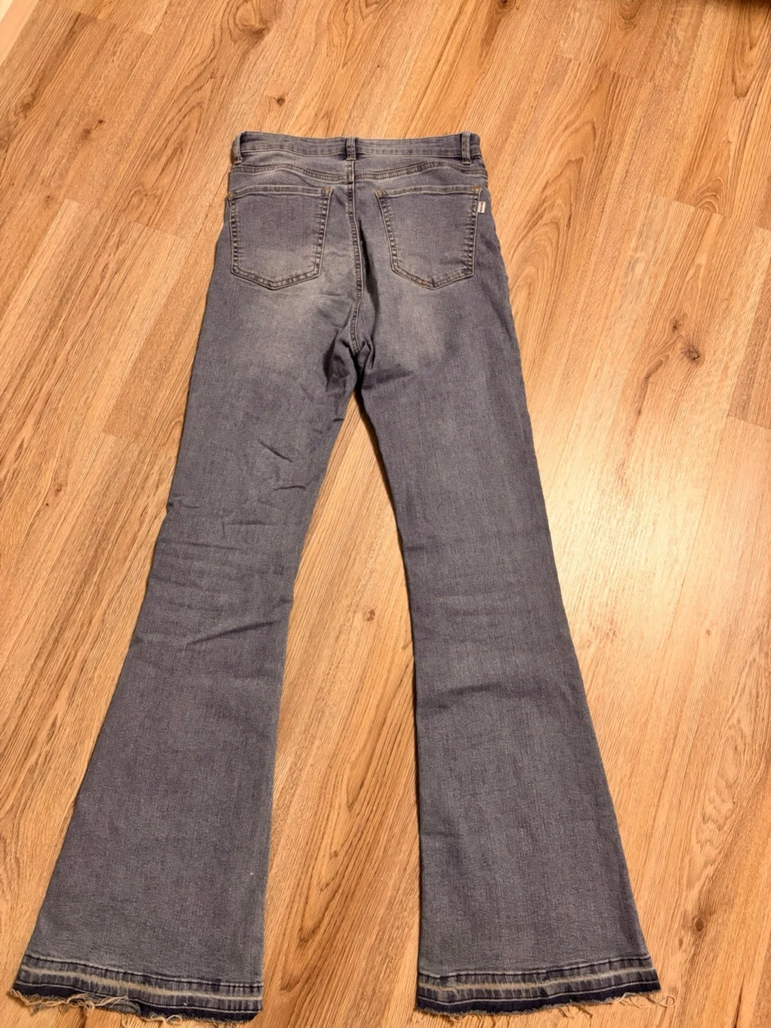 Blåa utsvängda jeans  - 1