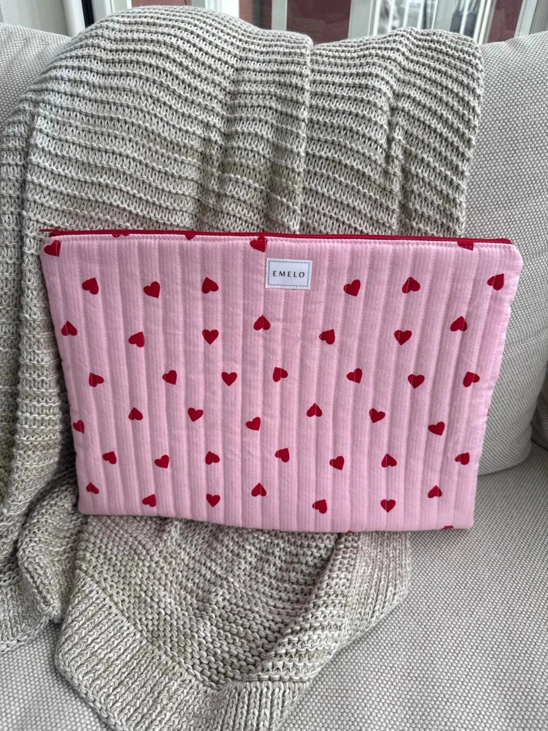 Rosa datorväska med röda hjärtan