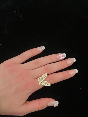 Guldig fjärils ring - Helt ny. Justerbar. Frakt 29kr tryck på köp nu!! 🪽✨