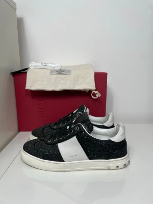 Valentino Flycrew skor  - Säljer nu desss glittriga valentino Flycrew skor, skriv för fler bilder/frågor🙌🏼 