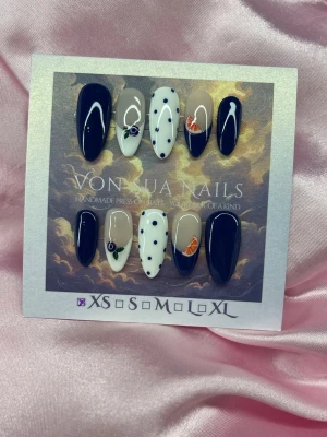 NavyCitrus (XS);Medium Almond - Unika handgjorda press-on naglar i storlek XS. Mix av mörkblått, vitt och nude med coola detaljer som prickar och små 3D-dekorationer som blåbär och apelsinskivor. Medium långa och handgjorda för en riktigt trendig look.XS: 14 mm, 11 mm, 11,5 mm, 10 mm, 8 mm 