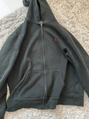 Ralph lauren hoodie❣️❣️ - Säljer min ralph lauren hoodie då ja har tröttnat på den, den är väldigt snygg och bekväm. Den e i storlek 14/16 men är som storlek s och är köpt från vinted💖💖