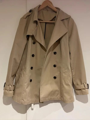 vårkappa  - snygg kort kappa som passar perfekt nu till våren🌸🌸🌸jätte bra skick, knappt använd