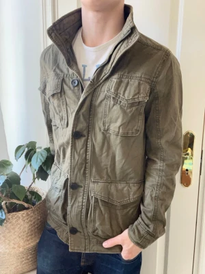 Hollister fieldjacket  - Hollister fieldjacket, Inga defekter! Modellen i bilderna är 180 cm 75 kg och bär Storlek M , Kom med frågor! 🌟 (Kan gå ned i pris vid köp av paket 😉) 