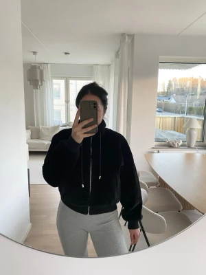 Svart teddyjacka med dragkedja - Säljer en svart fuskpäls bomberjacka från Missguided Perfekt för alla dagar och ger en trendig look. Obs den är petite!