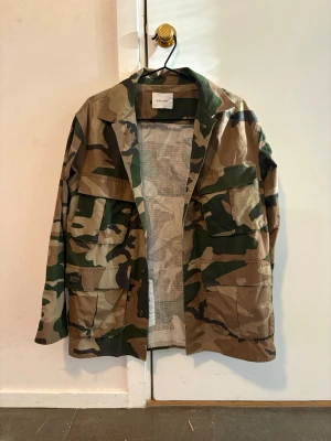 Kamouflage overshirt  - Sjukt fet kamouflage overshirt. Storlek S men sitter mer som S/M. Perfekt för dig som gillar en lite mer avslappnad stil. Lite schysstare helt enkelt 😉Tveka inte på att höra av dig om du har minsta lilla fundering! // Victor 🤙