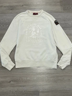 Parajumpers Sweatshirt – Size L - Selling this clean and stylish Parajumpers sweatshirt in excellent condition ✨ It has been worn only a few times, so it’s still very clean, well‑kept, and looks great. The item is 100% authentic, with the original sleeve patch.  Size: L Color: White 🤍  Measurements:  Length: 69 cm  Width (pit to pit): 56 cm  I will ship it immediately after purchase 📦💨